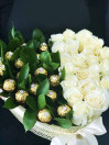 Сердце из белых роз и конфет Ferrero Rocher